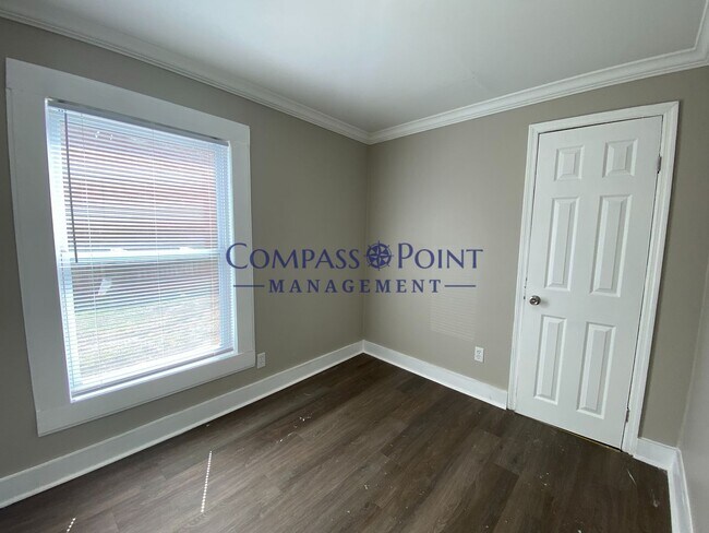 Building Photo - This huge 4 bedroom 1 bathroom house is Now Available!!