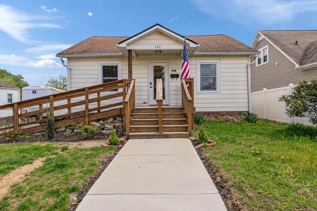 Building Photo - 142 E Park Dr