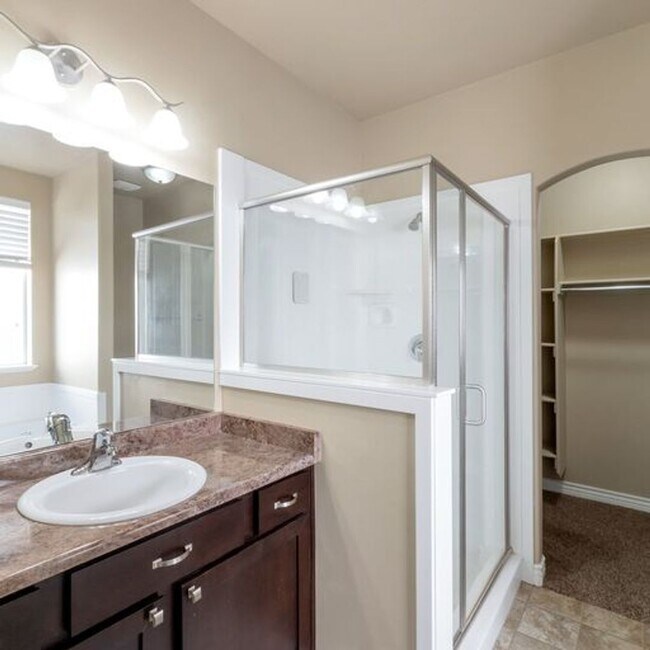 Building Photo - 1848 Woodview Dr W