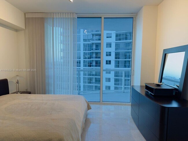 Building Photo - 6515 Collins Ave