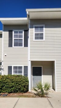 Building Photo - Beautiful 2 bedroom 2.5 bathroom townhome