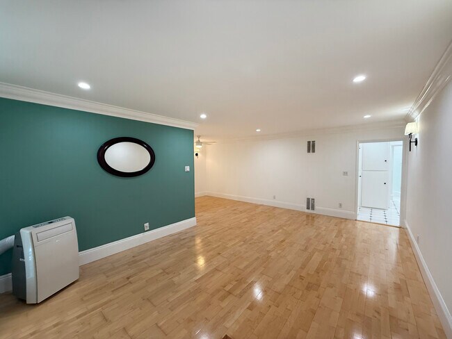 Building Photo - 8576 Holloway Dr
