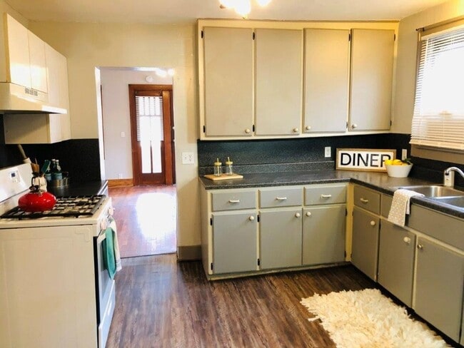 Building Photo - 2 bedrooms with sunroom, 1 bath , spacious...