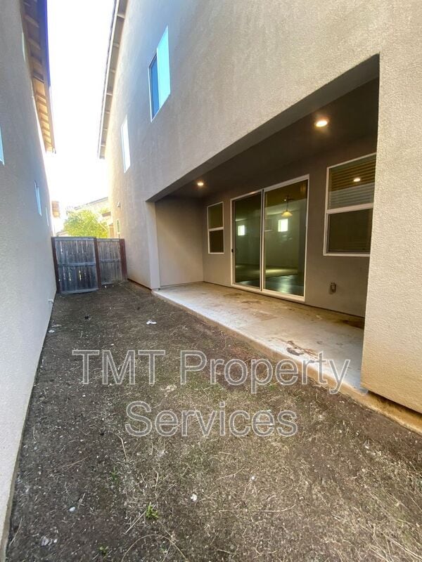 Building Photo - 5471 Westhampton Way