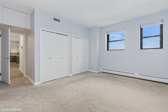 Building Photo - 2100 N Lincoln Park W