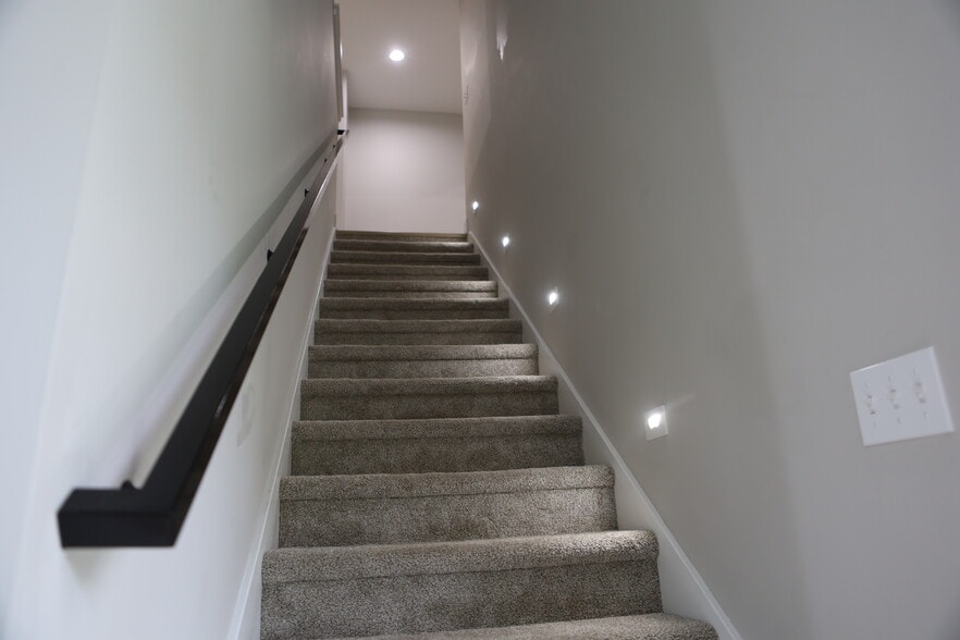 Building Photo - 5010 Danbury Pl