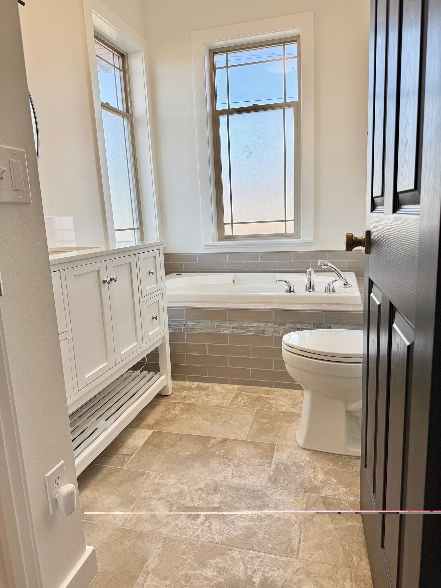 Master bath, soaking tub with sprayer - 24 Ash St N