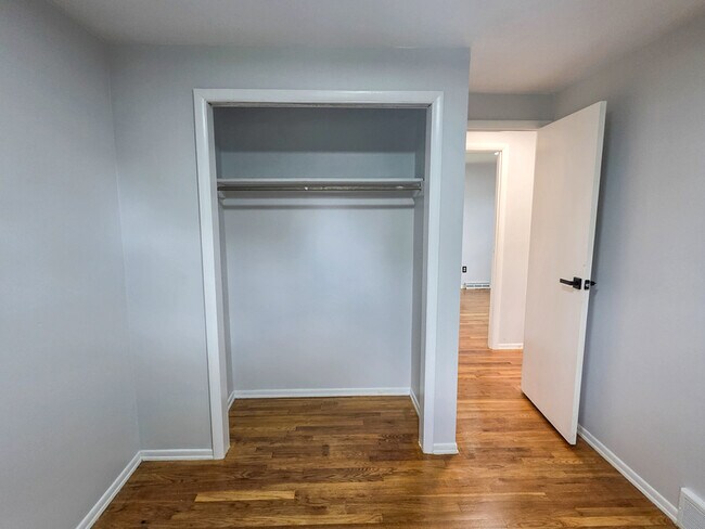 Building Photo - 408 Hazelnut Dr