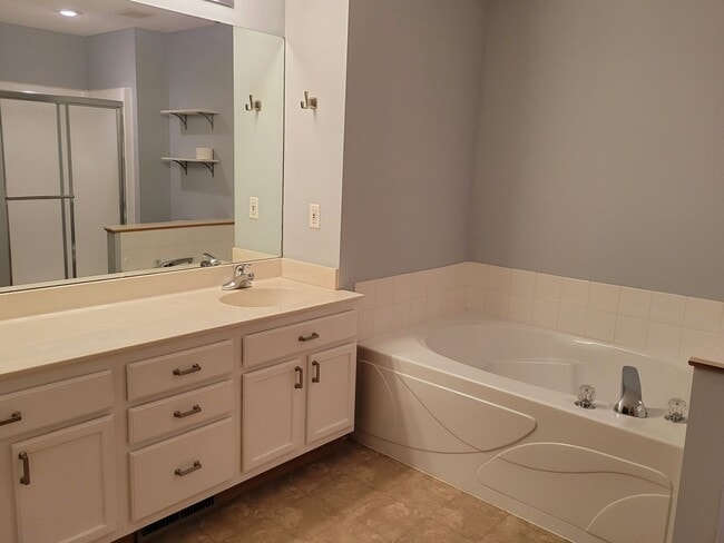 Building Photo - Spacious End Unit Townhouse