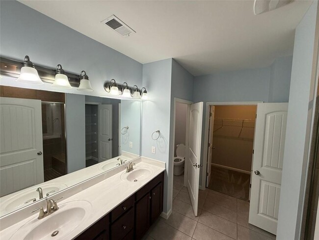 Building Photo - 2460 Laurel Gate Ln
