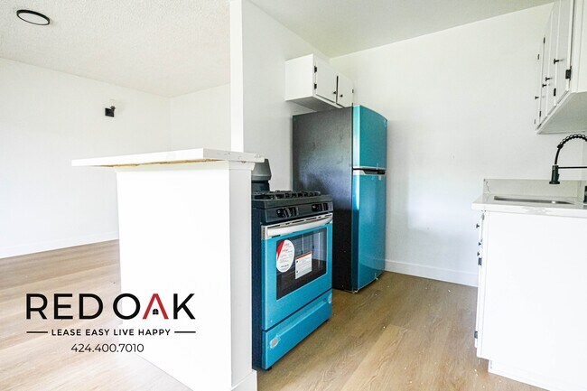 Building Photo - Spacious, Bright, and Completely Remodeled...