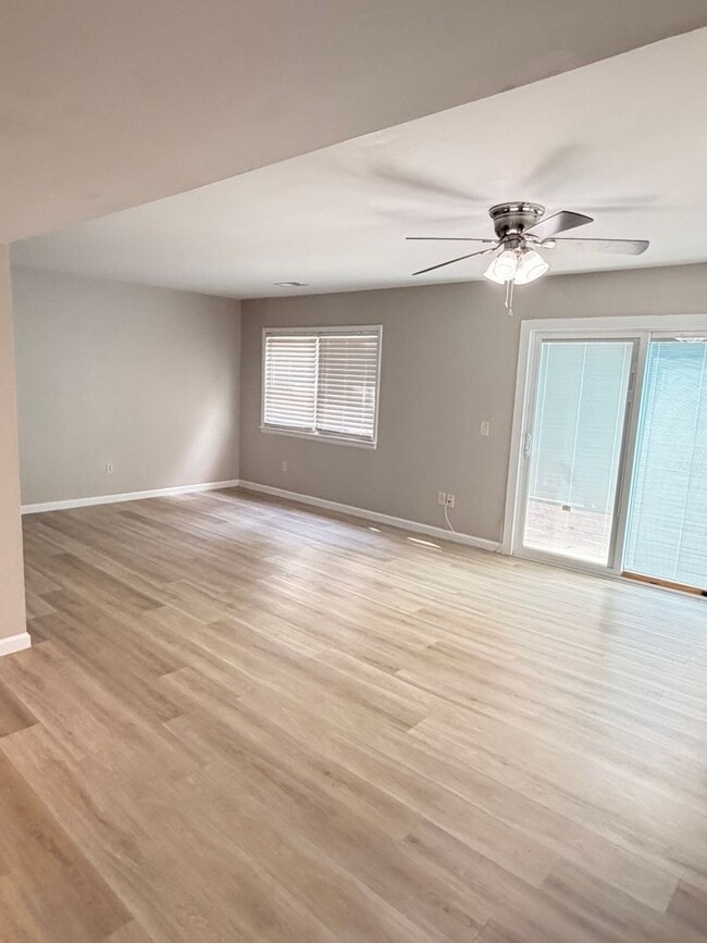 Building Photo - 912 Pineland Ave