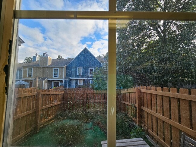 Building Photo - Spacious 2 Bed Townhome w/ Fenced Yard & N...