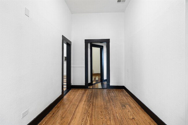 Building Photo - 327 S Robb St