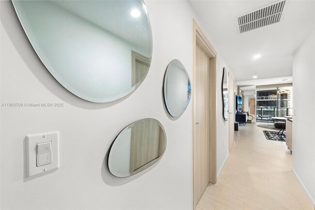 Building Photo - 1000 Brickell Plaza