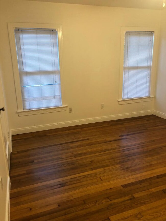 Building Photo - 1003 E 45th St