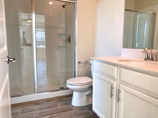 Building Photo - Incredible 5 Bedroom, 3 Bath Town home wit...