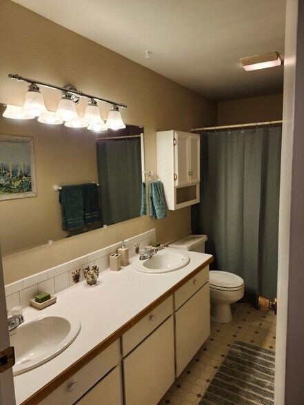 Building Photo - 2121 E Upriver Dr