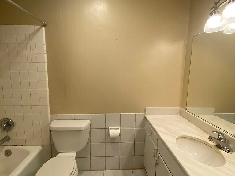 Building Photo - 360 Rosecrans St