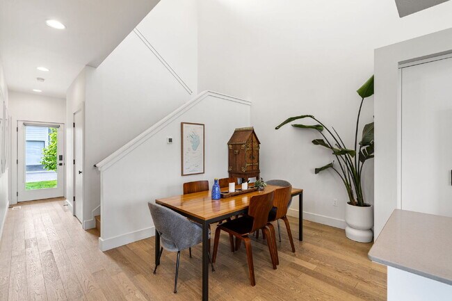 Building Photo - Modern Luxury in this end unit Blondie Condo