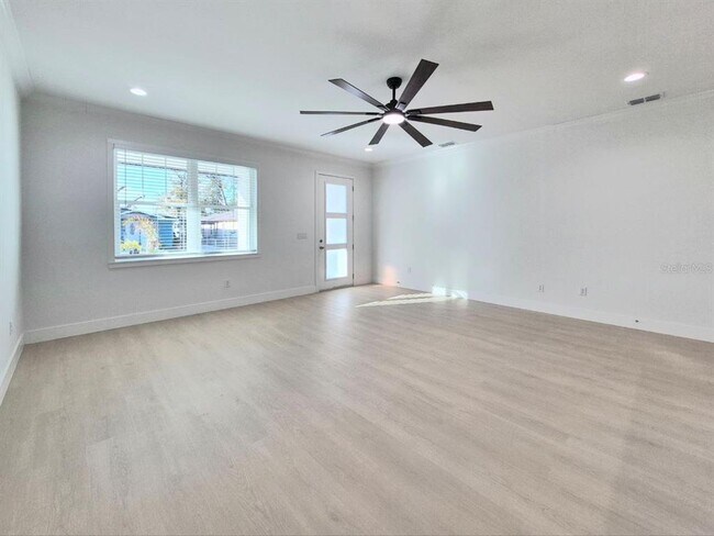 Building Photo - 3304 E North Bay St