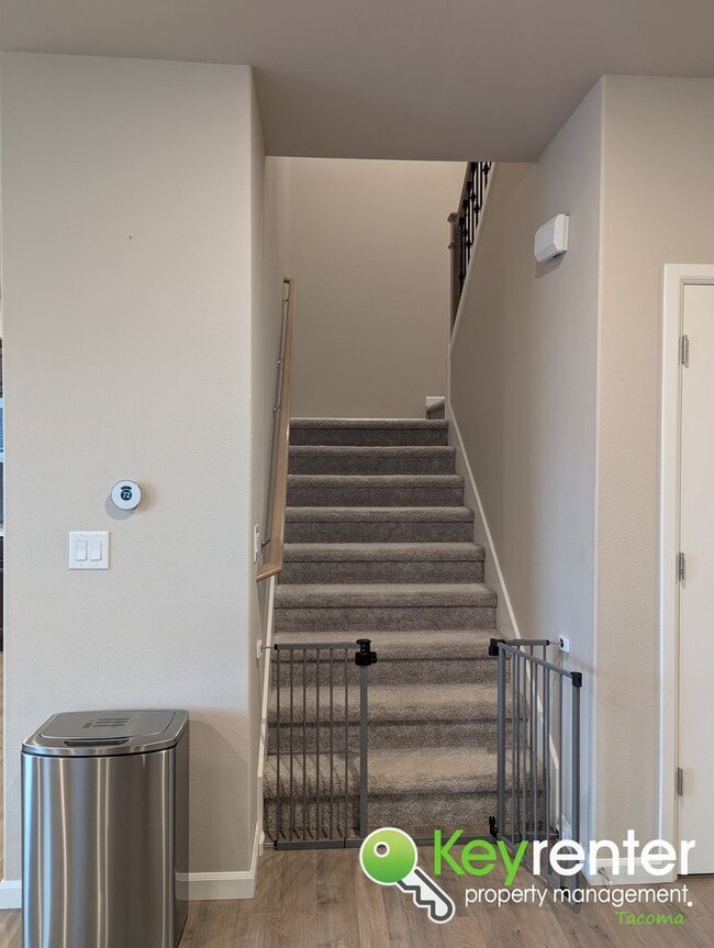 Building Photo - Spacious Northeast Tacoma 3 Bedroom Home for Rent Near Browns Point