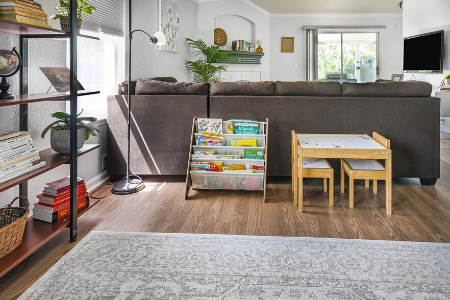 Building Photo - 905 Melted Candle Cove