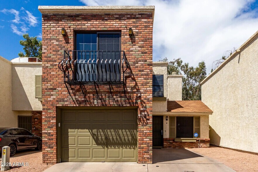 Building Photo - 820 W University Dr