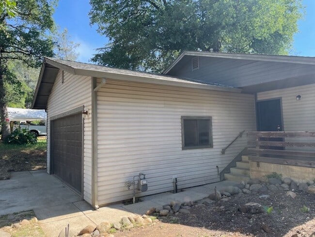 Building Photo - 1191 Hardenbrook Ave