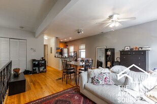 Building Photo - 906 N Wood St