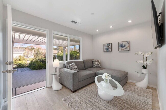 Building Photo - Sonoma 4 Bed 2 Bath Home.