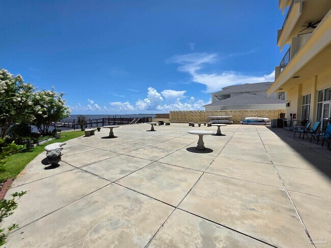 Building Photo - 825 Bayshore Dr