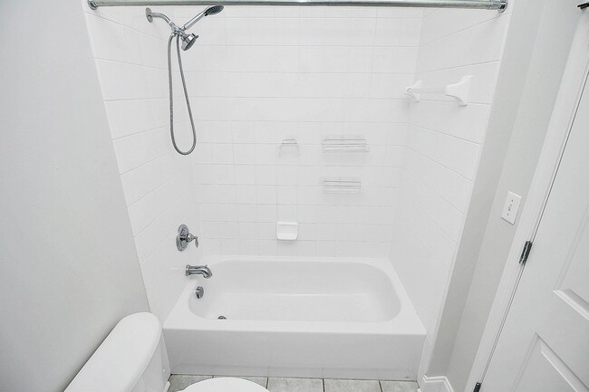 Building Photo - Beautiful 1-Bedroom Corner Unit - Just minutes from Uptown Charlotte!