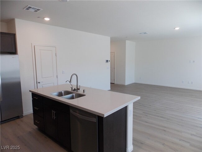 Building Photo - 565 Ruby Robin Ave