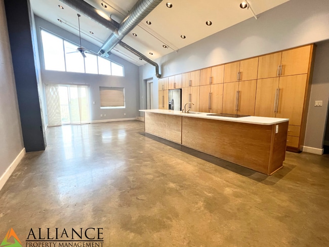 Building Photo - Maintenance Free Living ~ Close to KSU & Aggieville