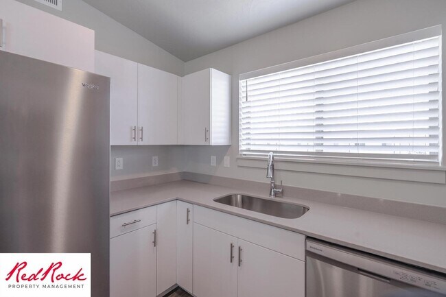 Building Photo - Inviting 2 Bedroom End Unit Condo - Pet Friendly!