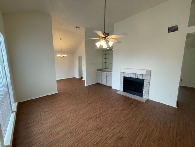 Building Photo - Beautiful 2 Story Updated Home in Grand Prairie