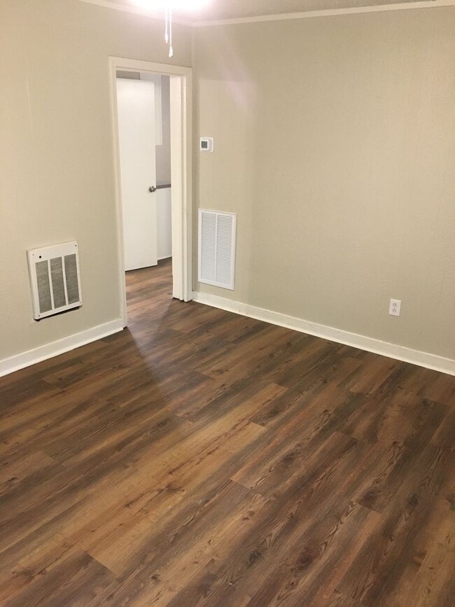 Building Photo - 2/1 House in North Rome $900