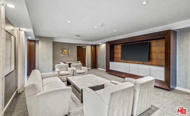 Building Photo - 13700 Marina Pointe Dr