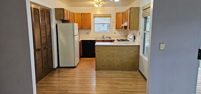 Building Photo - 301 Village Creek Dr