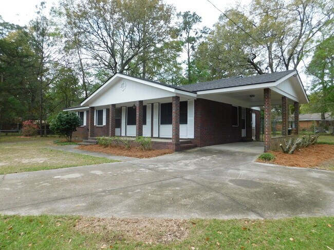 Building Photo - Convenience and charm