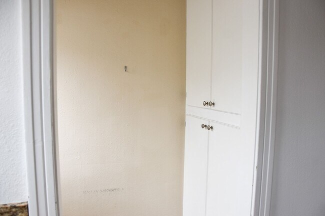 Building Photo - Palm (817-819)