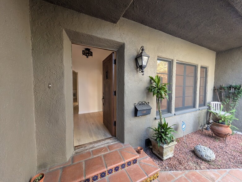 Building Photo - 1123 S Crescent Heights Blvd