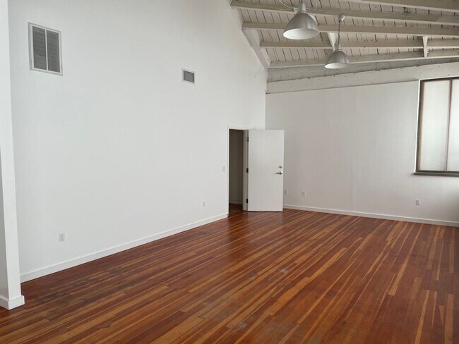 Building Photo - 950 56th St