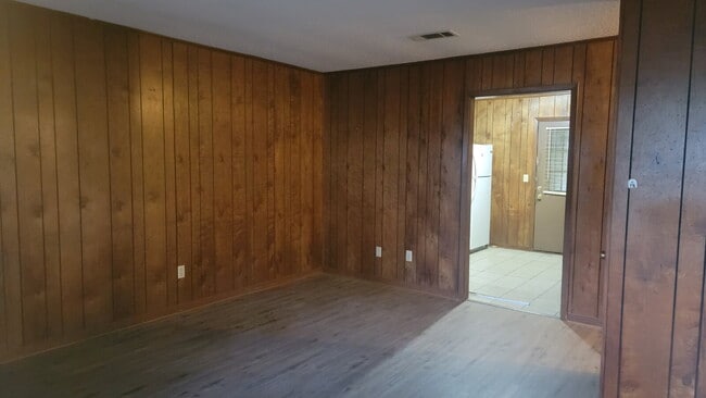 Building Photo - Fantastic Location!