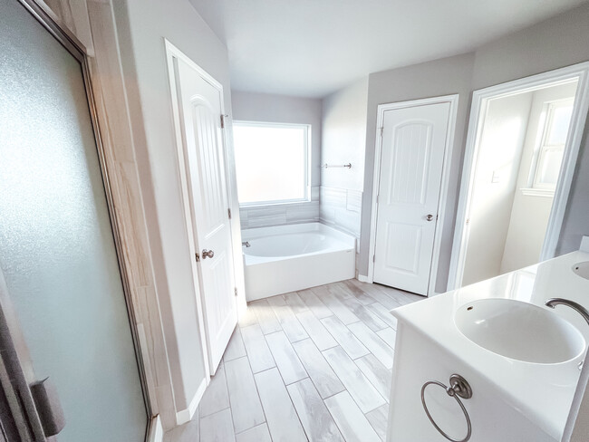 Master bath- duel vanity - 3306 James Ridge Dr