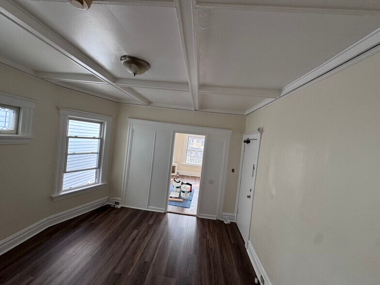 Building Photo - 212 Park Ave