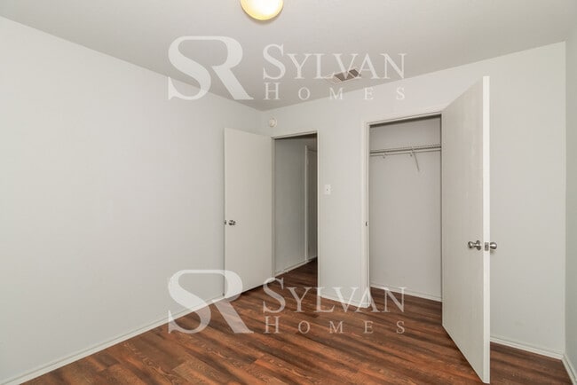 Building Photo - Prepare to fall in love with this 3 bedroom, 2 bathroom home