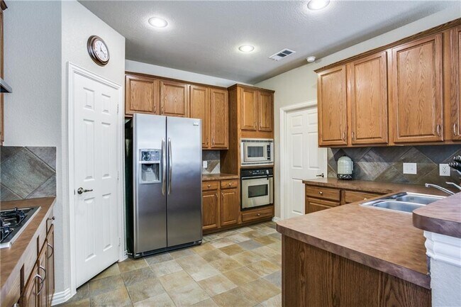 Building Photo - Immaculate home on a beautifully landscaped lot, tandem garage, plenty of storage!