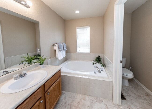 Building Photo - Charming 3 Bed, 2.5 bath in Northgate in D20